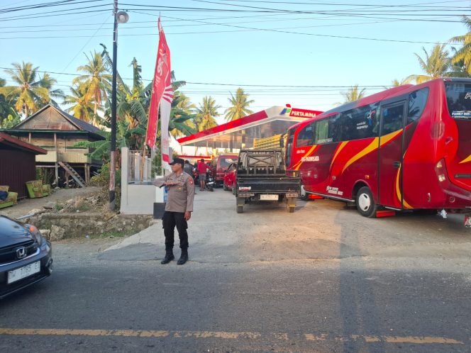 
 Personil Polsek Tellu Siattinge Bersinergi Mengamankan Aktivitas Pengisian BBM di SPBU Tokaseng