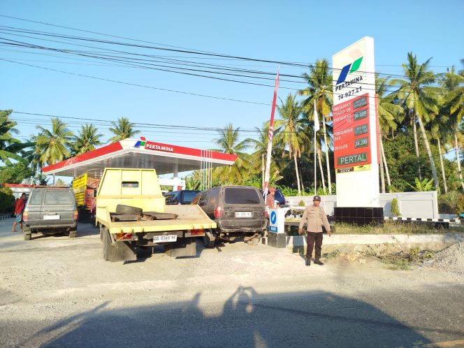 
 Personil Polsek Tellu Siattinge Hadir Urai Kemacetan dan Mengawal Antrean BBM di SPBU