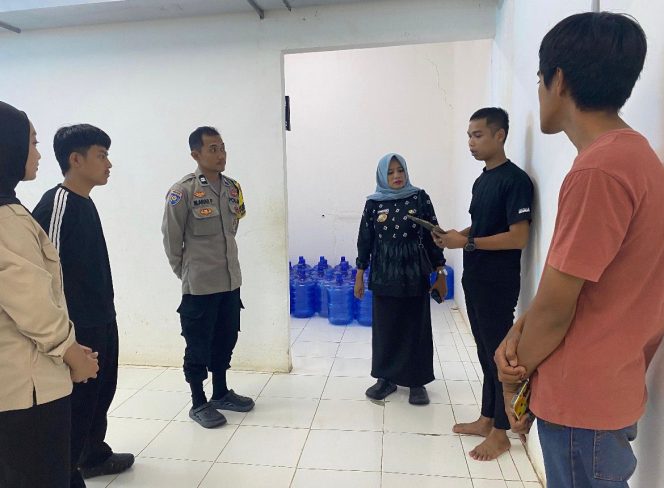 
 Jaga Keamanan Penerima Manfaat, Bhabinkamtibmas dan Lurah Toro Sampaikan Imbauan ke SPPG