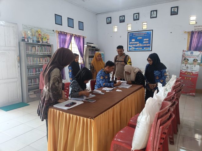 
 Aipda Hamdan Turun Langsung, Kawal Penyaluran 30 Kg Bantuan Pangan untuk Warga Pallette