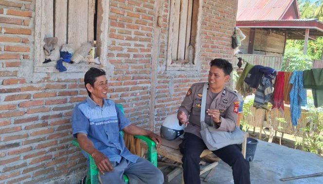 
 Melalui Kegiatan Sambang Desa, Briptu Aswar Temui Warga dan Imbau Jaga Keamanan Lingkungan