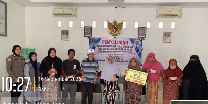 
 Hadir Berikan Rasa Aman Kepada Warga dan Pemerintah Desa, Bhabinkamtibmas ini Kawal Penyaluran BLT