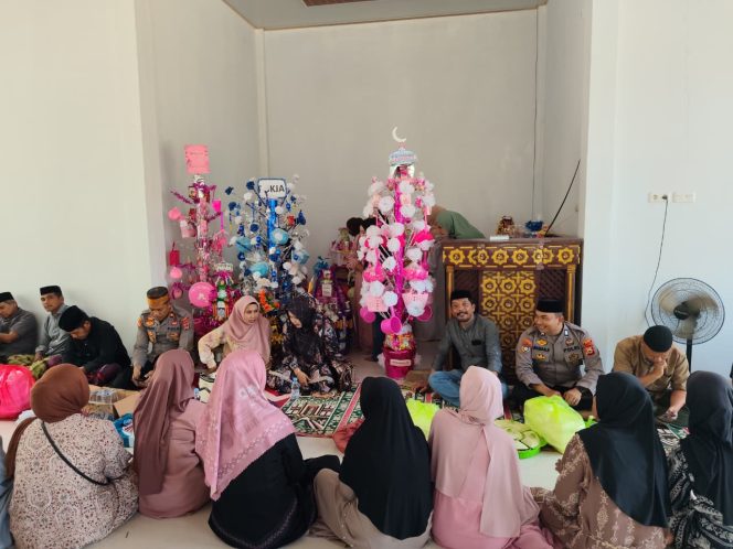 
 Kapolsek Tellu Siattinge dan Bhabinkamtibmas Kompak Hadiri Peringatan Maulid Nabi di Desa Padaidi
