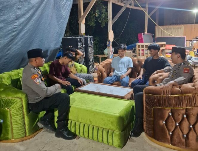
 Patroli Malam, Personil Polsek Tellu Siattinge Menyapa Warga dan Bangun Komunikasi Seputar Kamtibmas