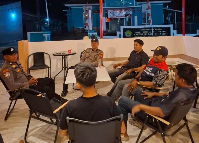 
 Malam Hari, Personil Polsek Tellu Siattinge Tetap Berpatroli dan Menyapa Warga, Wujudkan Lingkungan yang Aman
