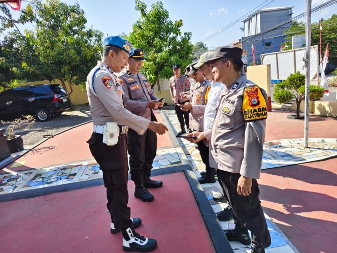 
 Tingkatkan Disiplin, Kanit Propam Polsek Tellu Siattinge Memeriksa Kelengkapan Personil