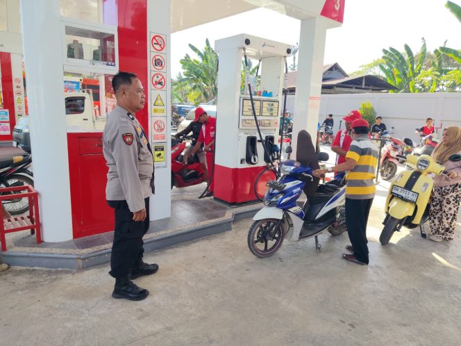 
 Berikan Rasa Nyaman dan Aman Kepada Warga, Polsek Tellu Siattinge Hadir Lakukan Pengamanan di SPBU
