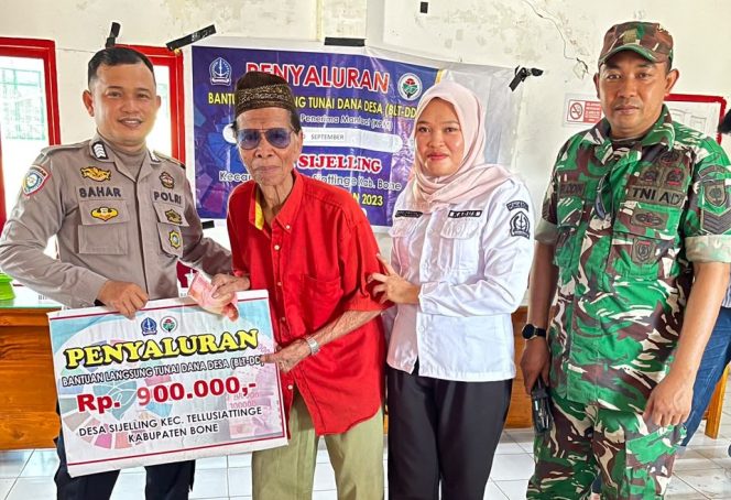 
 Bripka Saharuddin Dampingi Penyaluran BLT Desa Sijelling, Sukseskan Program Pemerintah di Desa