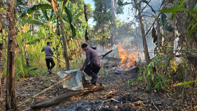 
 Rumah Kebun Berisi Jerami Terbakar, Personel Polsek Tanete Riattang Turun Amankan Lokasi