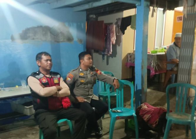 
 Hadir Berikan Rasa Aman, Personil Polsek Tellu Siattinge Lakukan Pengamanan Pesta Pernikahan Warga di Desa Lamuru
