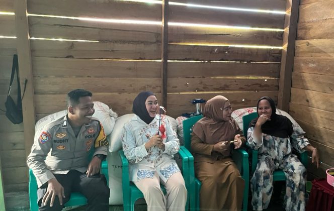 
 Menjaga Keamanan Desa, Bhabinkamtibmas ini Lakukan Dialog Langsung Saat Sambang