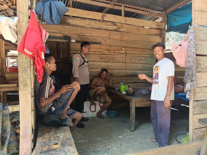 
 Dekati Komunitas Pesisir, Aipda Hamdan Bangun Komunikasi Kamtibmas dengan Pembudidaya Rumput Laut