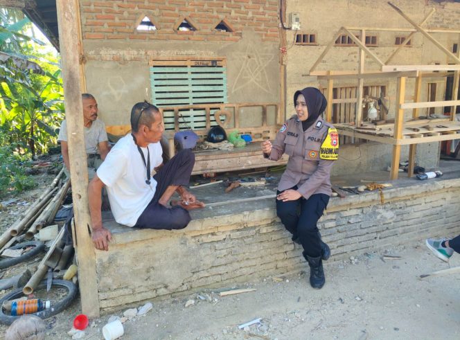 
 Ibu Bhabin ini Berbaur Bersama Warga Melalui Aksi Sambang di Desa Binaannya