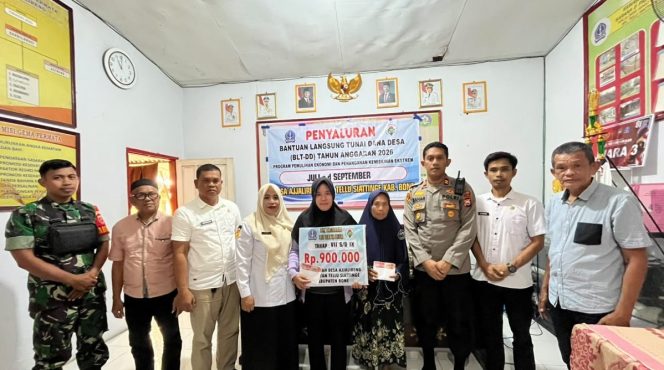 
 Kapolsek Tellu Siattinge Bersinergi Menghadiri Penyaluran BLT di Desa Ajjalireng