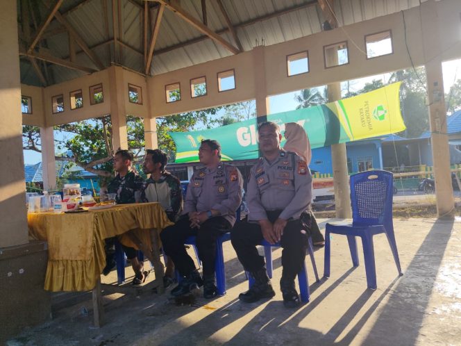 
 Personil Polsek Tellu Siattinge Melaksanakan Pengamanan dan Mengawal Turnamen Mini Soccer di Kelurahan Otting