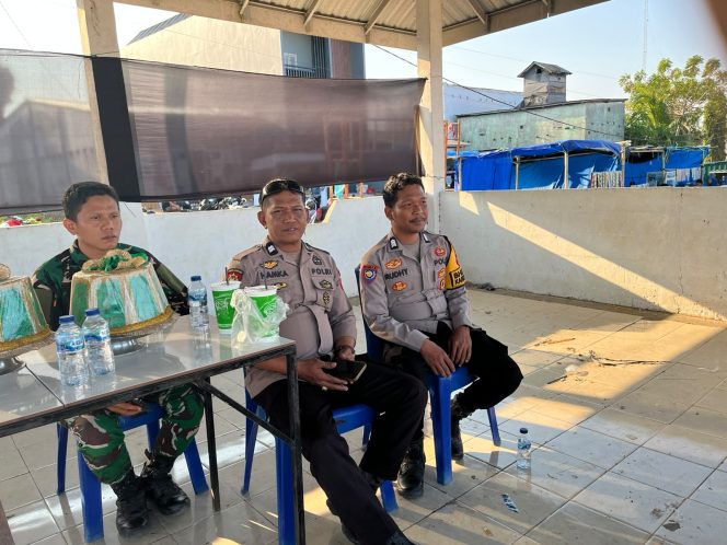 
 Polsek Tellu Siattinge Lakukan Pengamanan Pertandingan Lanjutan Turnamen Mini Soccer di Desa Lamuru
