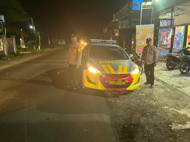 
 Patroli Dialogis di Malam Hari, Personil Polsek Tellu Siattinge Pastikan Lingkungan Tetap Aman dan Kondusif