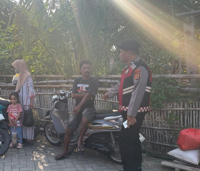 
 Ciptakan Keharmonisan Polri dan Masyarakat, Kanit Samapta Polsek Tellu Siattinge Lakukan Patroli Dialogis di Pasar Tokaseng