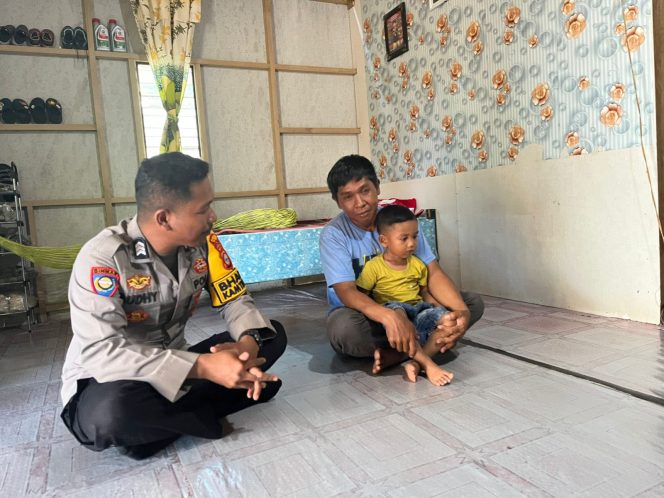 
 Peduli Kamtibmas, Pak Bhabin ini Lakukan Sambang Langsung ke Rumah Warga di Desa Binaannya