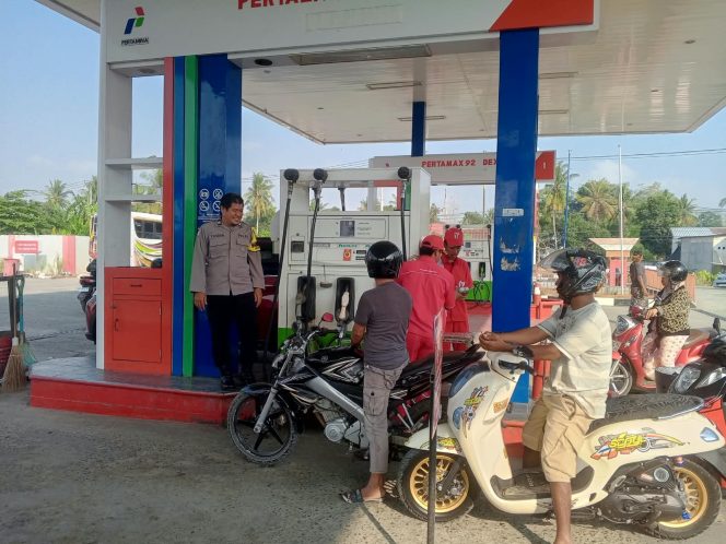 
 Wujud Pelayanan di Tengah Antrean BBM, Polsek Tanete Riattang Siagakan Personel di SPBU