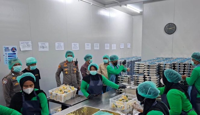 
 Kawal MBG, Kapolsek Tellu Siattinge Bersama Forkopimcam Lakukan Kunjungan dan Memantau SPPG di Desa Ajjalireng