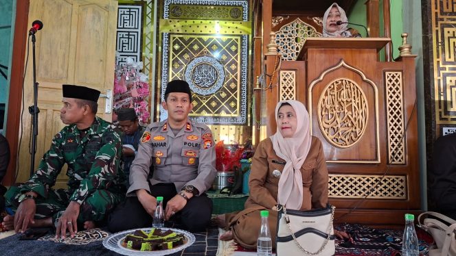 
 Wujudkan Kekompakan, Kapolsek Tellu Siattinge Hadiri Peringatan Maulid Nabi Muhammad SAW di Dusun Kessie Desa Lanca