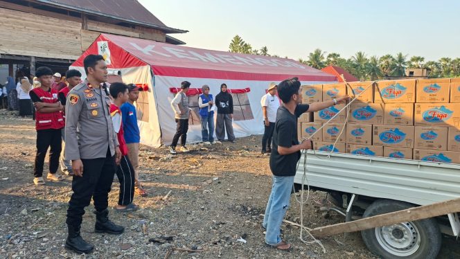 
 Kapolsek Tellu Siattinge Bersama Forkopimcam Kecamatan Tellu Siattinge Menyalurkan Bantuan Kepada Korban Kebakaran