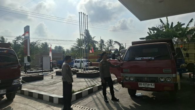 
 Menjaga Keamanan dan Ketertiban Masyarakat di SPBU, Polsek Tellu Siattinge Menyiagakan Personilnya