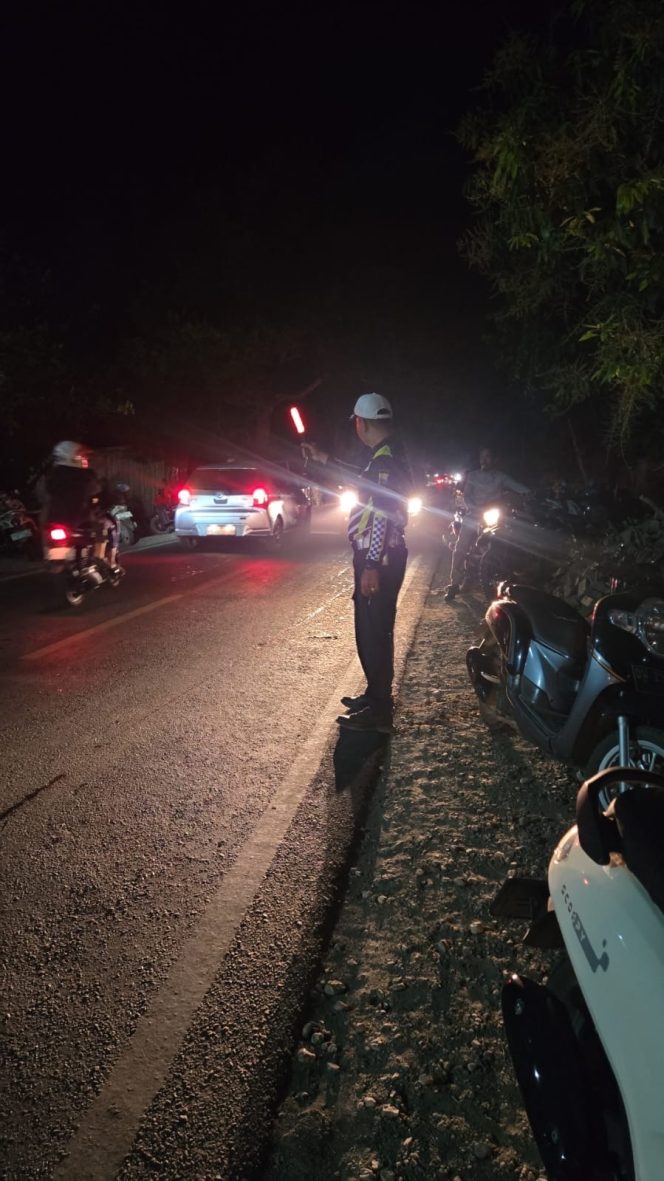 
 Hadir di Tengah Kegiatan Warga, Unit Lantas Polsek Tanete Riattang Amankan Jalur Pesta Pernikahan