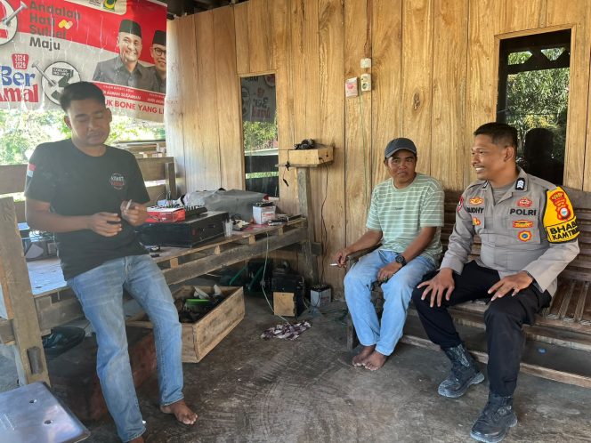 
 Brigpol Rudianto Menjaga Keamanan Desa Melalui Kegiatan Sambang dan Berdialog Bersama Warga