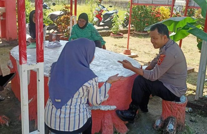 
 Bripka Saharuddin Bangun Kedekatan Dengan Rutin Melaksanakan Sambang Sembari Menyapa Warga Desa