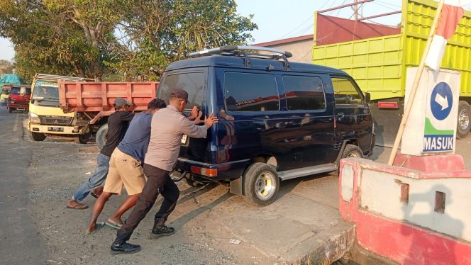 
 Dari Mengatur Lalu Lintas hingga Dorong Mobil Warga, Bripka Sultan Tunjukkan Wujud Polri Hadir