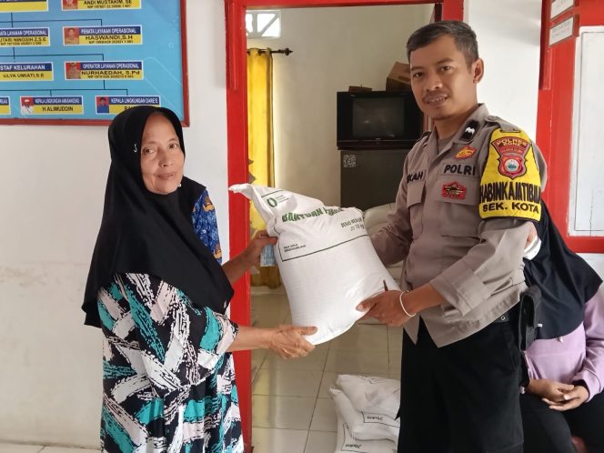 
 Bantuan Beras Disalurkan kepada 319 KK, Bhabinkamtibmas Polsek Tanete Riattang Turut Memantau