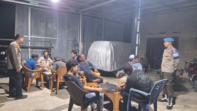 
 Membangun Dialog dan Ciptakan Situasi Malam yang Kondusif, Personil Polsek Tellu Siattinge Lakukan Patroli