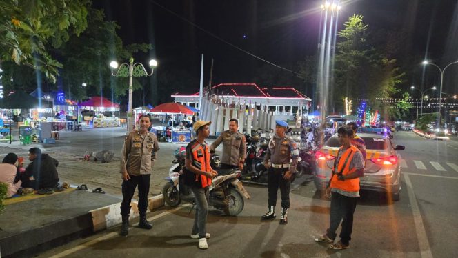 
 Hadir di Tengah Keramaian, Patroli Biru Polsek Tanete Riattang Bangun Komunikasi dengan Warga