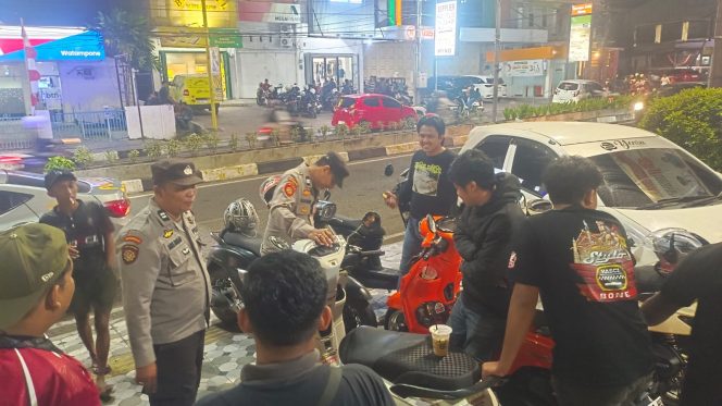 
 Patroli Menyapa Warga, Polsek Tanete Riattang Perkuat Keamanan di Kota Watampone