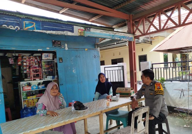 
 Bhabinkamtibmas ini Melakukan Langkah Pencegahan Melalui Sambang dan Patroli Rutin Sambil Temui Warga