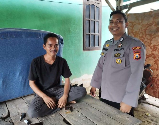 
 Bhabinkamtibmas ini Menyapa Warga, Bangun Komunikasi Untuk Menjaga Kamtibmas di Desa