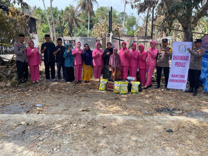 
 ‎Kapolsek Awangpone Bersama Bhayangkari Salurkan Bantuan kepada Korban Kebakaran di Desa Latekko