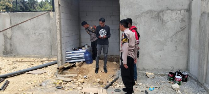 
 Gerak Cepat! Personel Polsek Ulaweng Datangi TKP Pencurian, Lakukan Penyelidikan