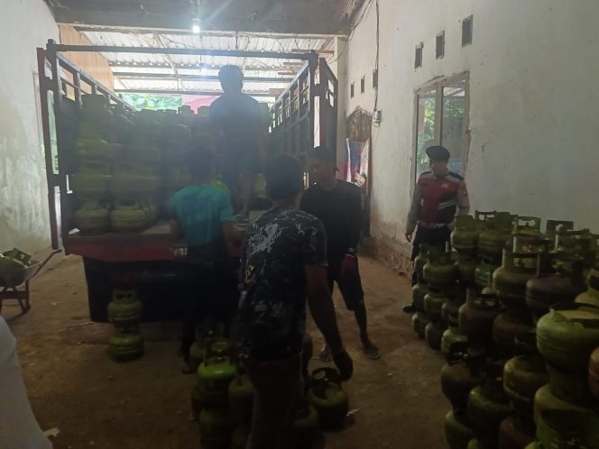 
 ‎Pastikan Persediaan Gas LPG Bersubsidi Merata Sesuai Aturan, Kanit Sabhara Lakukan Pengecekan di Salah Satu Agen di Wilayah Palakka  ‎
