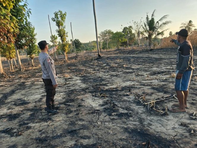 
 Pantau Lahan Terbakar, Bhabinkamtibmas Imbau Warga Cegah Kebakaran Meluas