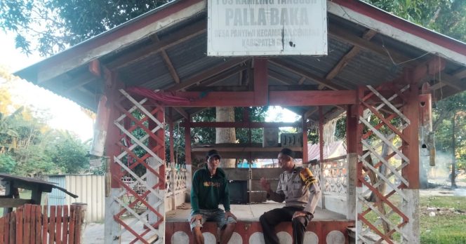 
 ‎Kunjungi Pos Satkamling Di Desa Binaannya, Aipda Jumadi Berikan Pembinaan