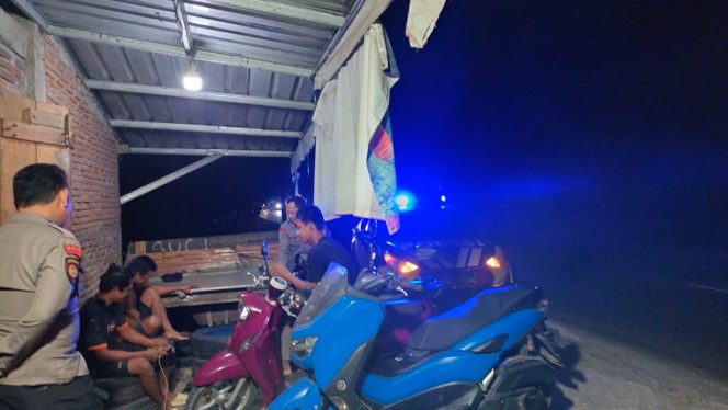 
 Sambangi Perkumpulan Remaja Saat Patroli Biru, Personel Polsek Palakka Sampaikan Pesan Jauhi Miras dan Narkotika
