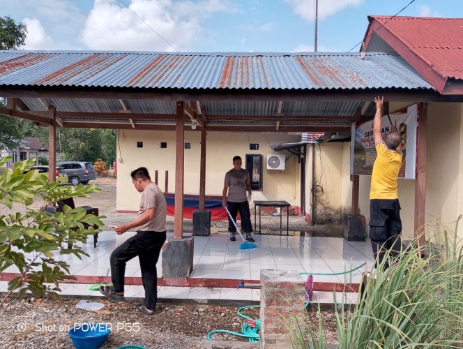
 ‎Personel Polsek Awangpone Laksanakan Kerja Bakti di Mapolsek