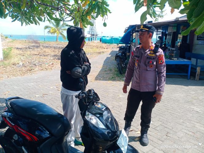 
 Pantau Kegiatan Buruh, Kapolsek Pastikan Bongkar Muat Berjalan Aman