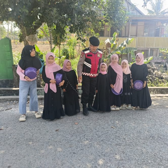 
 POLRI SAHABAT ANAK, KANIT SABHARA POLSEK PALAKKA LAKUKAN PENDEKATAN HUMANIS KEPADA ANAK-ANAK DI WILKUM POLSEK PALAKKA