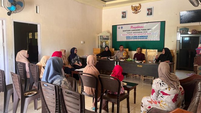
 Bhabinkamtibmas Polsek Ulaweng Kawal Penyaluran BLT-DD, Pastikan Bantuan Tepat Sasaran