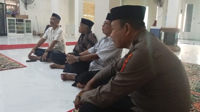 
 ‎Setelah Shalat Jumat, Kapolsek Cenrana Bersilaturahmi Dengan Tokoh Masyarakat