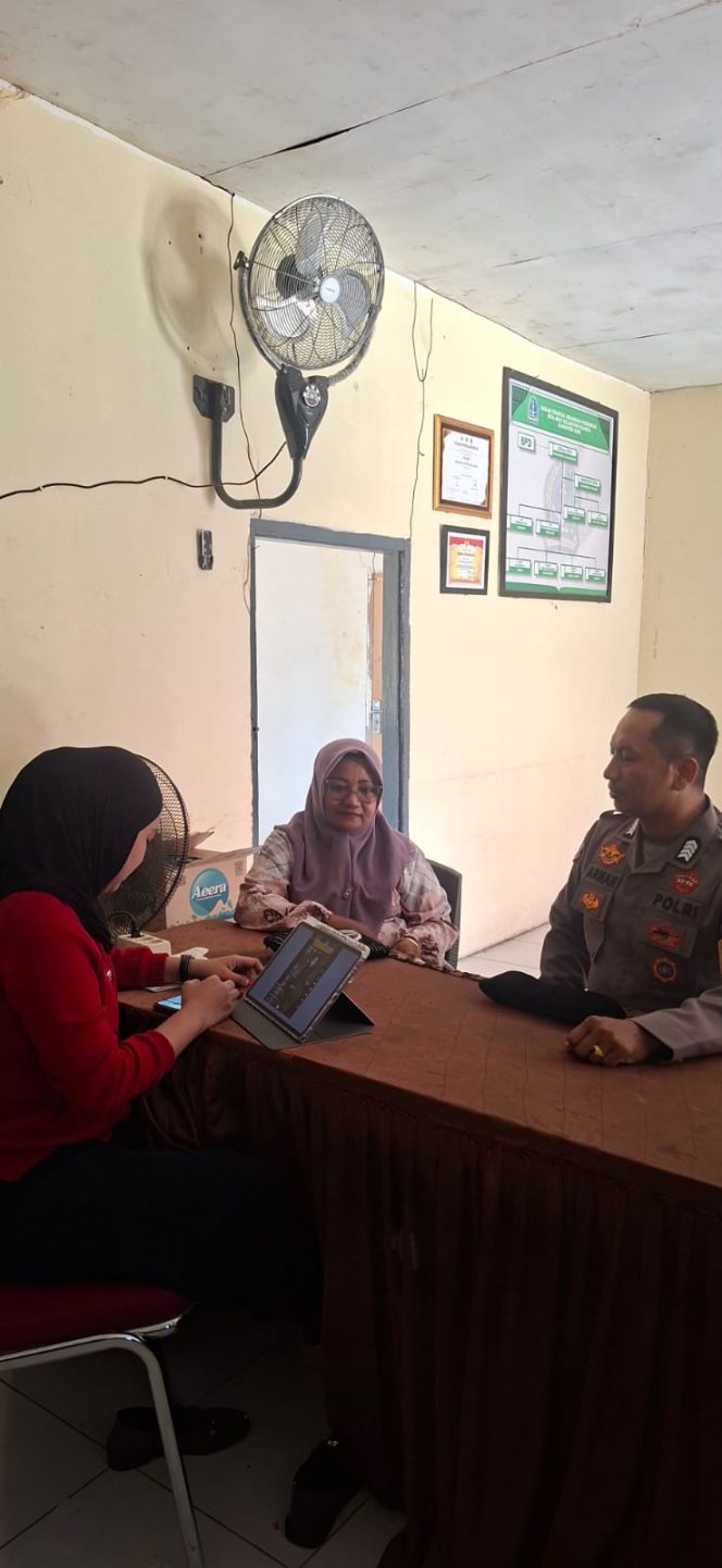 
 Bhabinkamtibmas Desa Mico Jalin Kebersamaan dengan Aparatur Desa Melalui Kegiatan Sambang